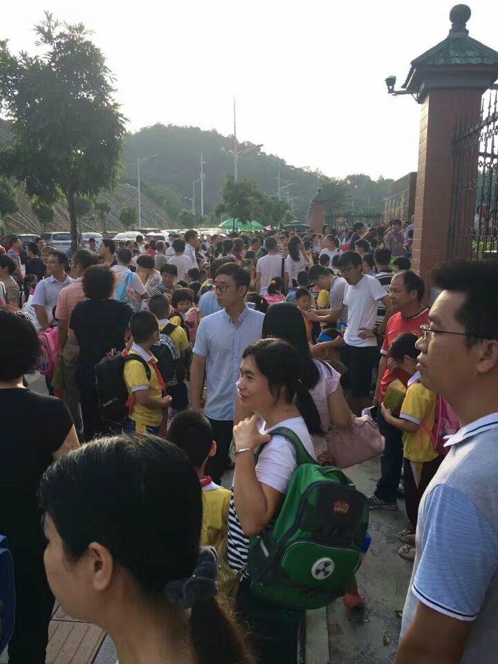 金秋九月開學(xué)季，眾家長齊聚江門保利大都會的范羅崗小學(xué)送孩子開學(xué)